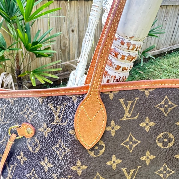 LOUIS VUITTON Neverfull MM Monogram Canvas Tote - Picture 2 of 15